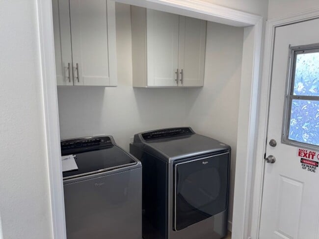 Building Photo - Beautiful 3 bedroom 2 bath HOME... no expenses spared!  Washer/Dryer... A/C Splitters... on a sle...