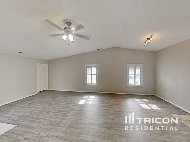 Building Photo - 901 Loganwood Dr