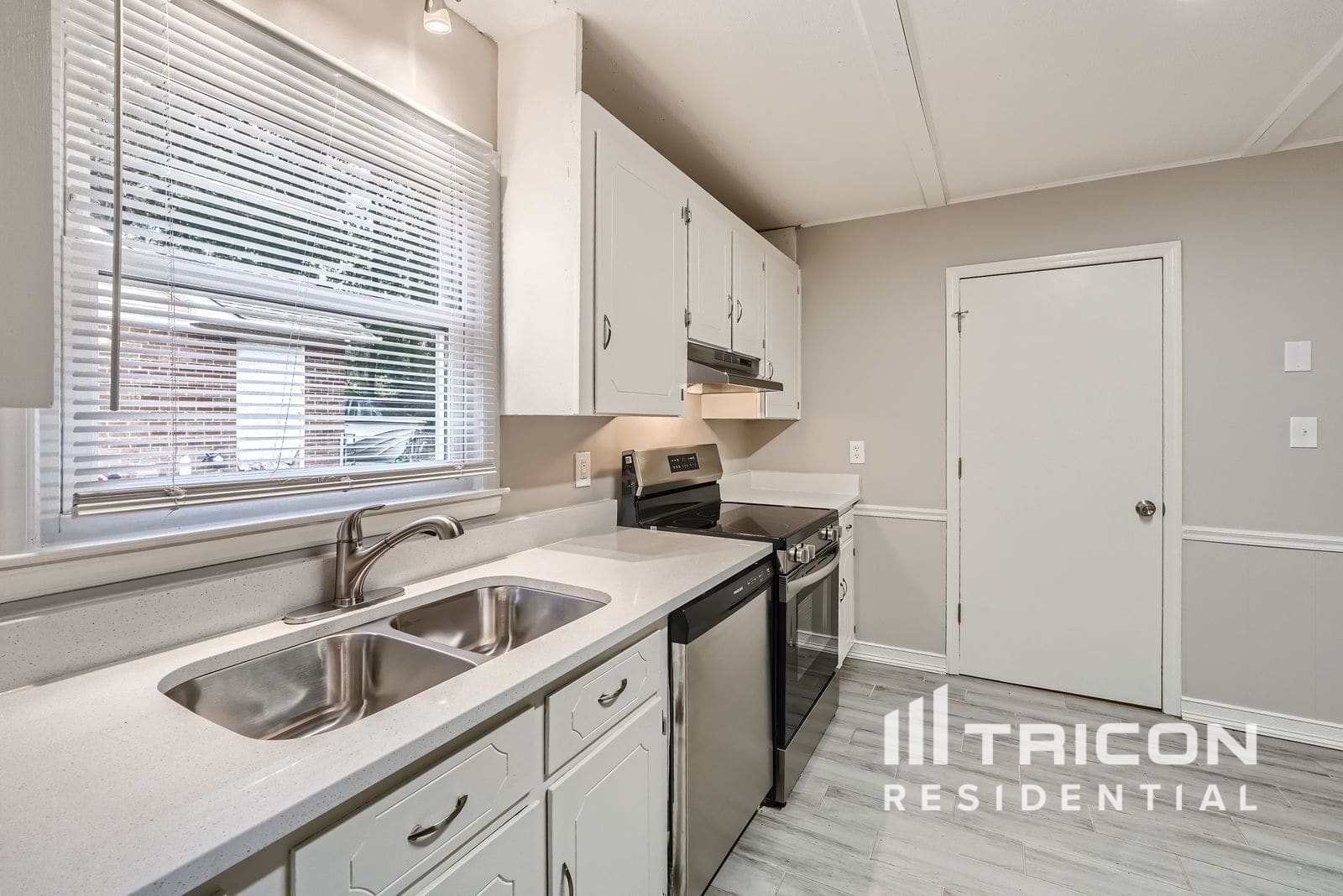 Building Photo - 5313 Larewood Dr