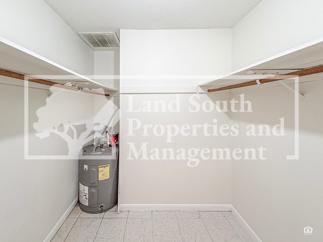 Building Photo - 725 E Lime St