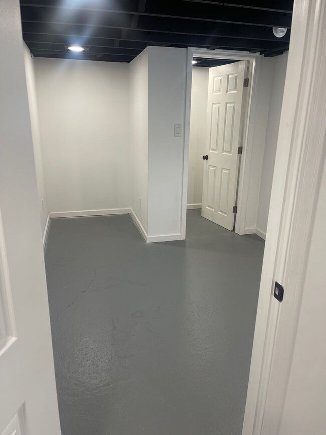 Building Photo - 3 bedroom, 2.5 bath - Modern Home in Wyandotte!