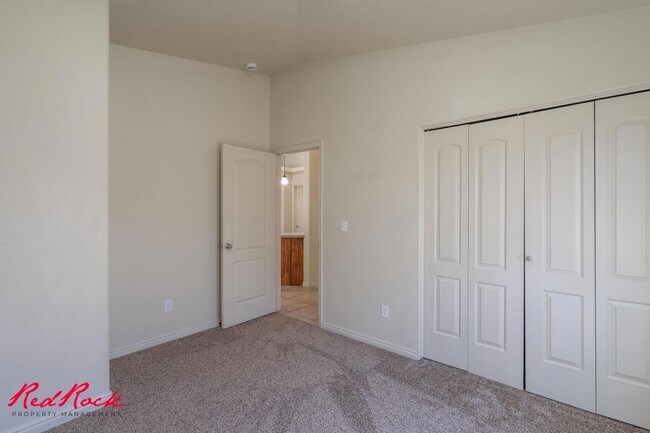 Building Photo - Fresh Carpet! Spacious 5-Bedroom Townhome