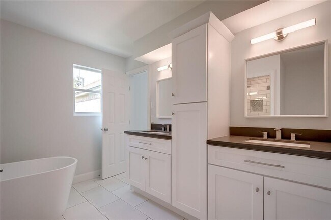 Building Photo - 818 Silvergate Dr