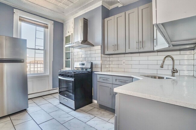 Building Photo - 118 Bowers St