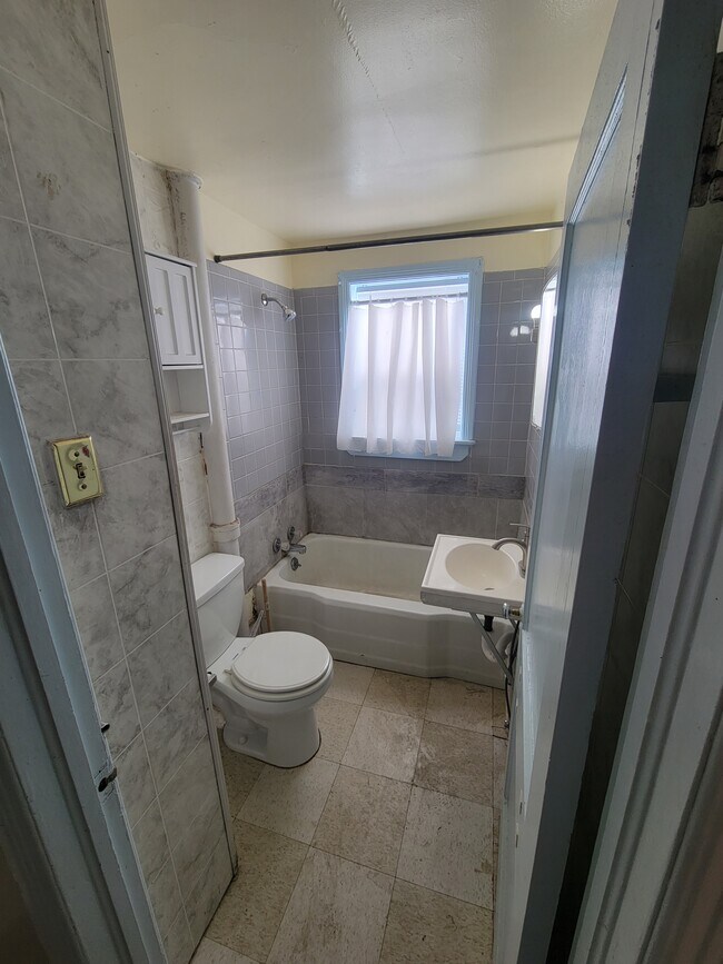 Building Photo - 2406 E 10th St