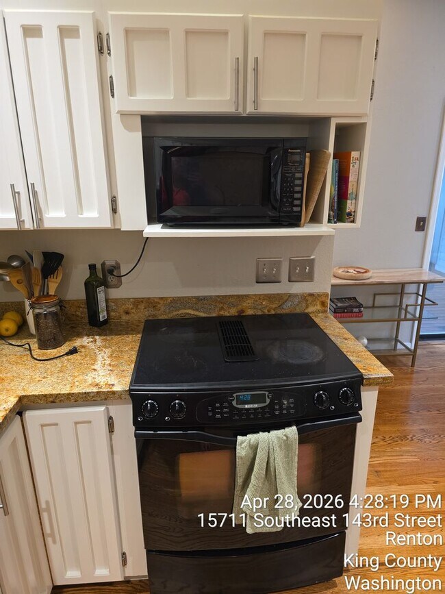 Building Photo - Renton - 4 bedroom 2.5 bath rental home - Custom home with large rooms - Available July 5th 2026