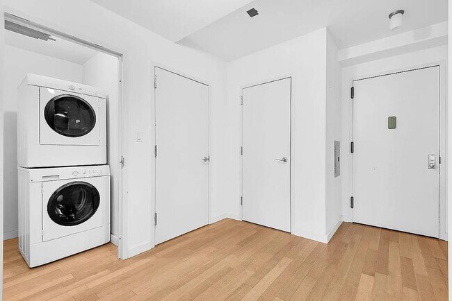 Building Photo - 91-16 Shore Front Pkwy