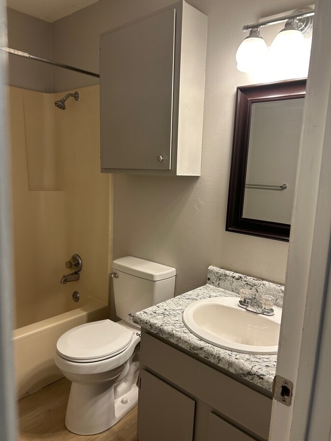 Building Photo - 220 Brooke Lynn Dr
