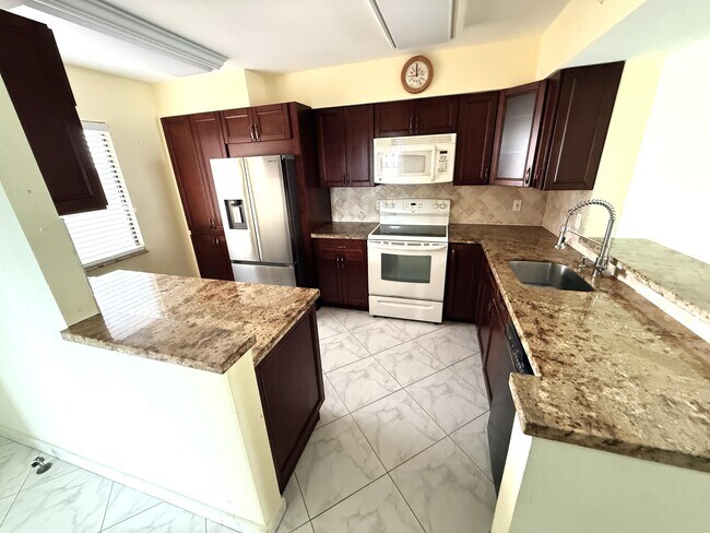 Building Photo - 7076 Huntington Ln