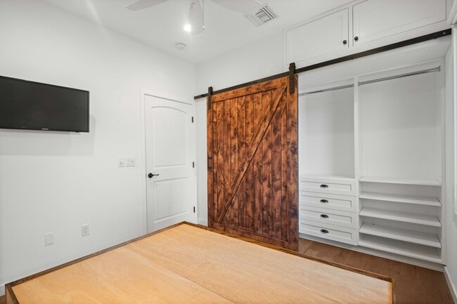 Building Photo - 2813 Military Ave