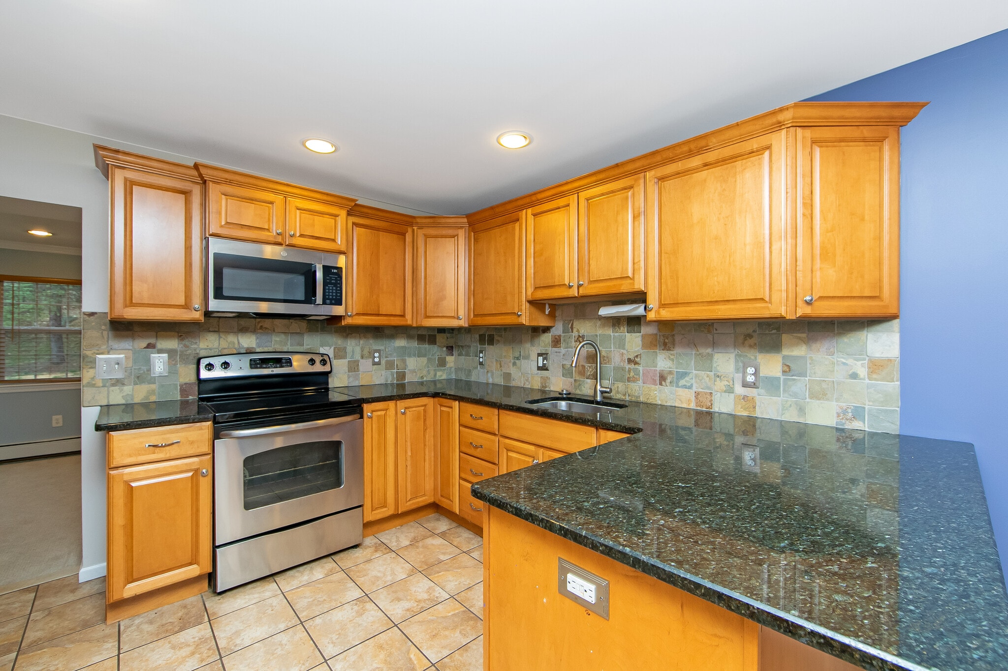 Building Photo - 204 Greenbriar Ln