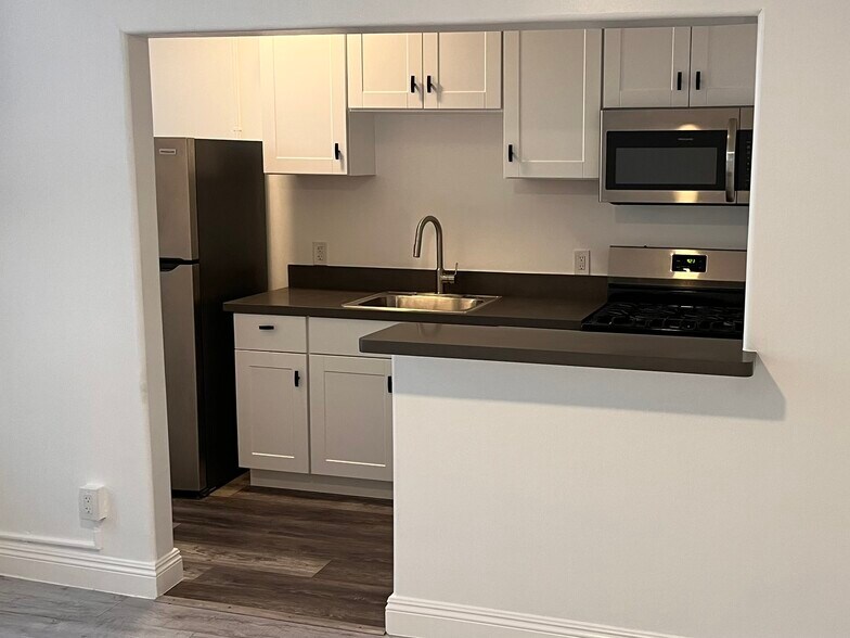 Building Photo - 3005 Main St