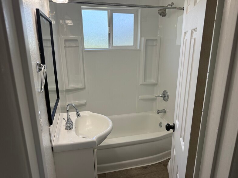 Building Photo - 406 Hillview Dr