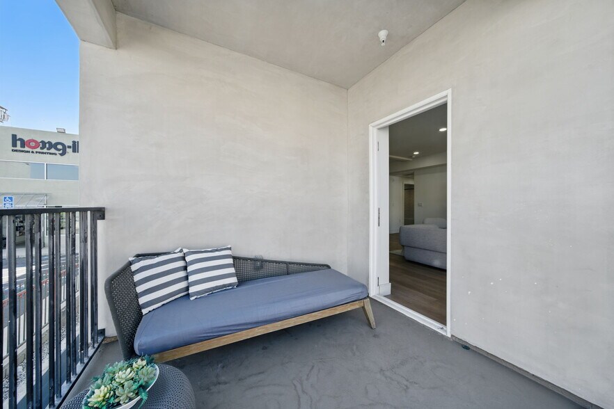 Building Photo - 212 N Mariposa Ave