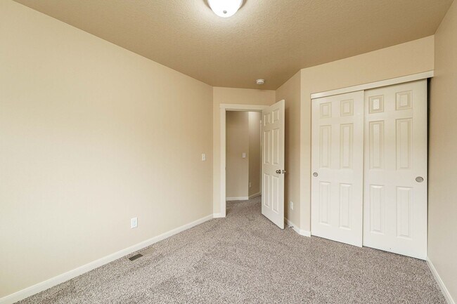 Building Photo - $1000 Year End Savings - Ask Us How! Convenient Location 3 Bedroom 2.5 Bathroom with Fence Back Yard