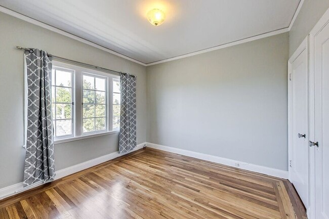 Building Photo - 6048 Monroe Ave