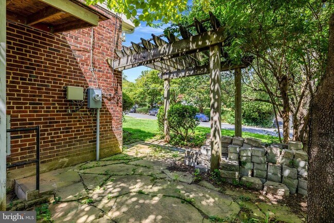 Building Photo - 6903 Fern Ln