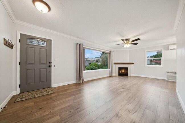 Building Photo - Beautiful Hillsdale 4 BR, 2 BA home