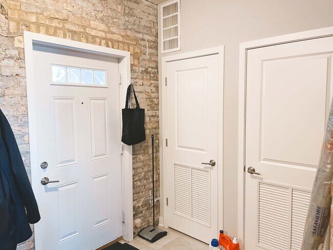 Building Photo - 6125 N Clark St