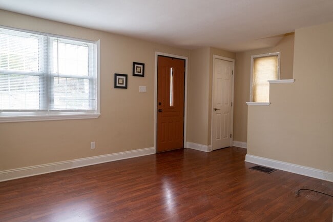 Building Photo - AVAILABLE JULY 1ST!! DON'T MISS this FANTASTIC home in a PRIME LOCATION!