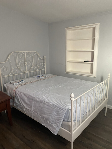 Building Photo - 10529 Keuka Dr