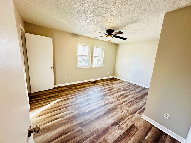 Building Photo - A Great Living Space in the Heart of the C...