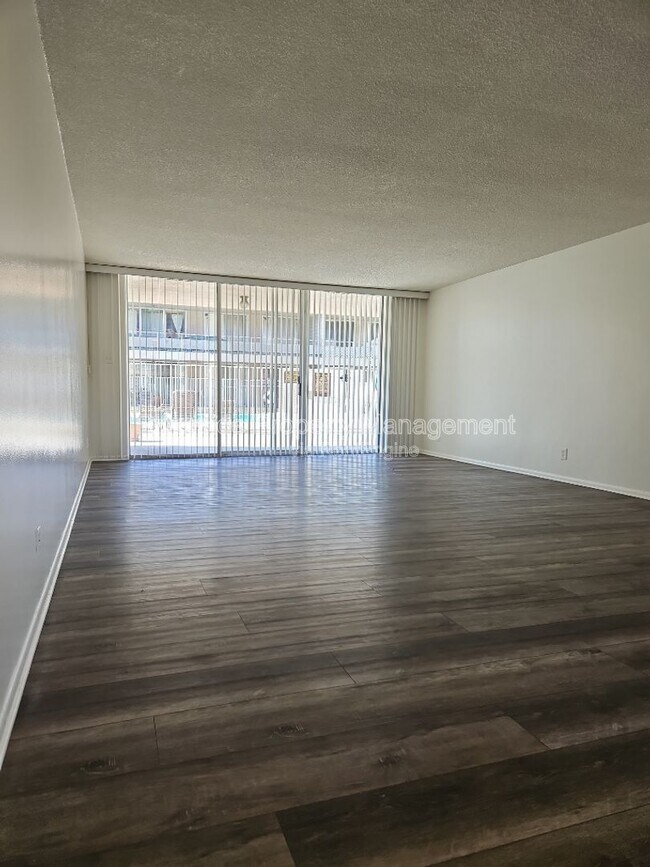 Building Photo - 6979 Palm Ct