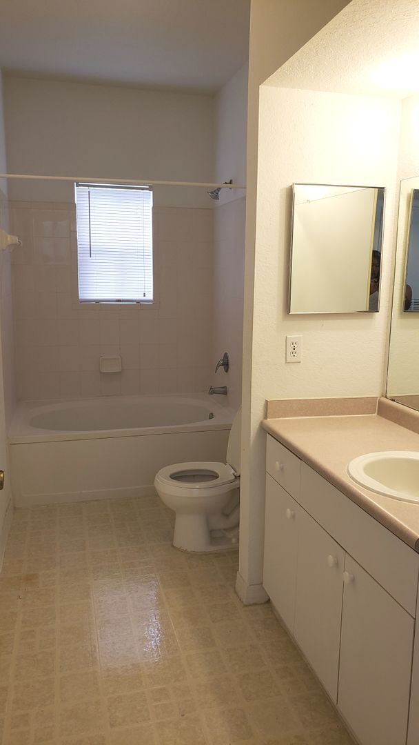 Building Photo - Large 3-Bedroom, 2-Bath Condo with Solariu...