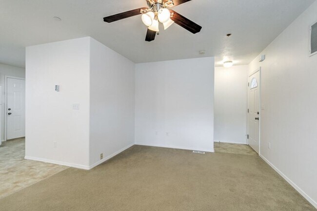 Building Photo - 447 N Haskett St