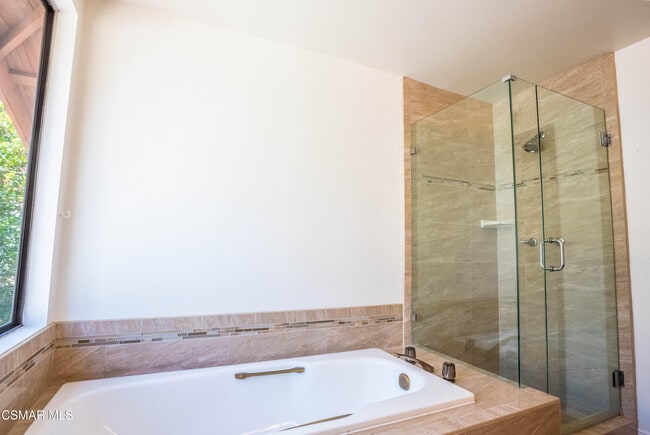 Building Photo - 5627 Middle Crest Dr