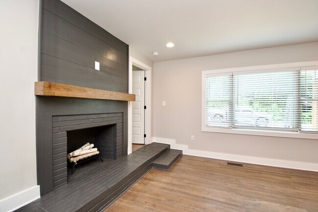 Building Photo - Now Leasing for Fall 2025! $1000 Per Bedro...