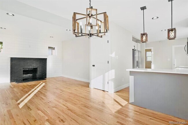 Building Photo - Beautiful 2 Bed 2 Bath With Bonus Living Space in Denver's Clayton Neighborhood