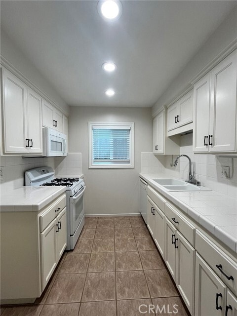Building Photo - 18641 Oriente Dr