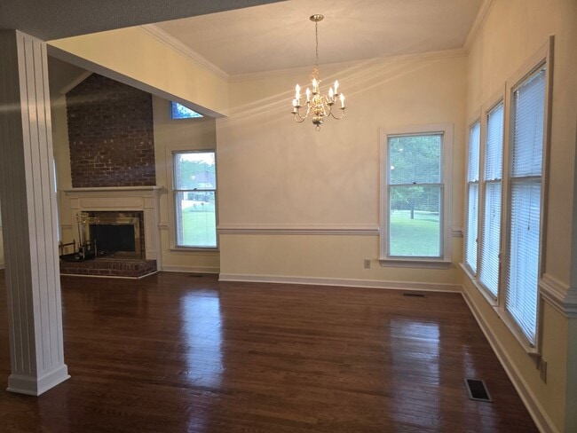Building Photo - Quiet Neighborhood- Large Lot- Shed- Enclosed Sunroom! Community Pool & Tennis Courts!