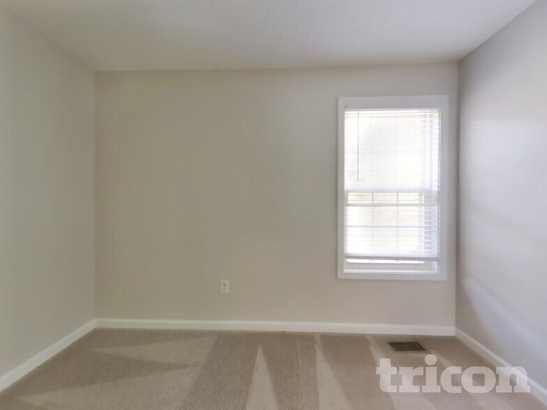 Building Photo - 228 S Red Oak Way