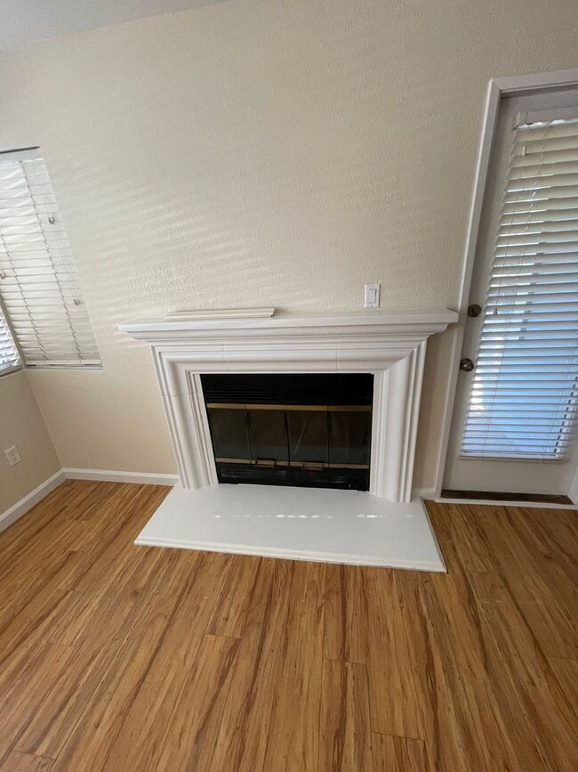 Building Photo - DOWNSTAIRS CONDO IN GATED COMMUNITY