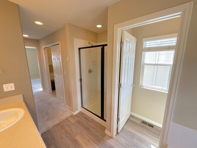 Building Photo - 3 Bedroom Home Available Near Barnes Rd & ...