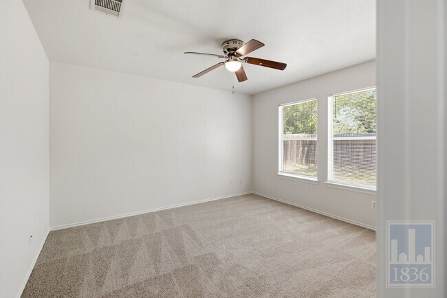Building Photo - 228 Pearl Lake Dr