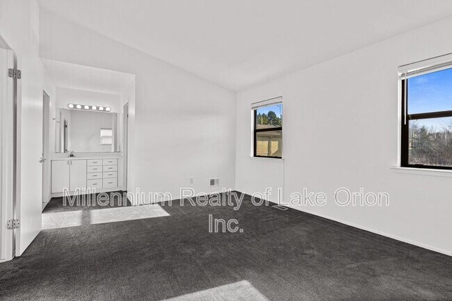 Building Photo - 5611 Drake Hollow Dr