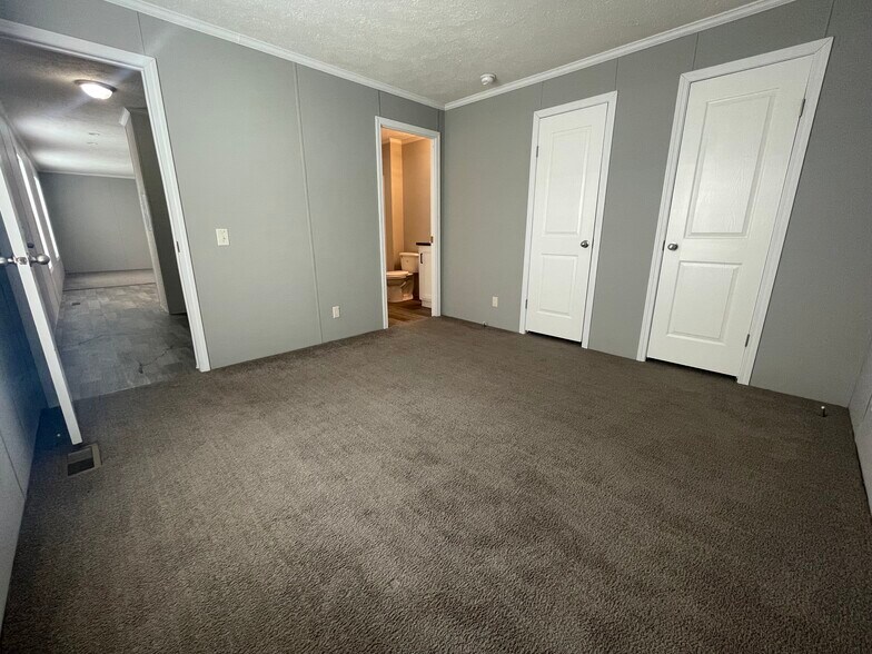 Building Photo - 16185 Notre Dame St