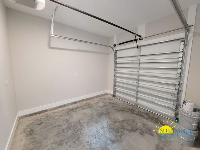 Building Photo - Stunning 3 Bedroom Home in SRB!