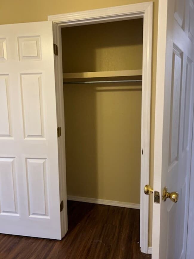 Building Photo - 4 bed 1.5 bath house