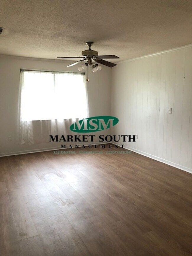 Building Photo - *APPLICATION PENDING!* Convenient Southsid...