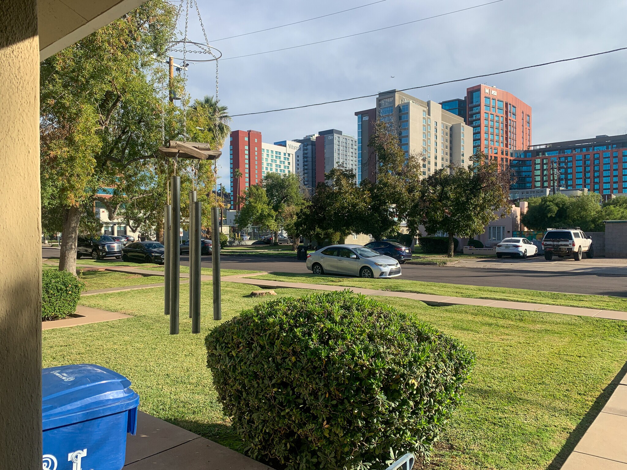 Building Photo - 832 S Maple Ave