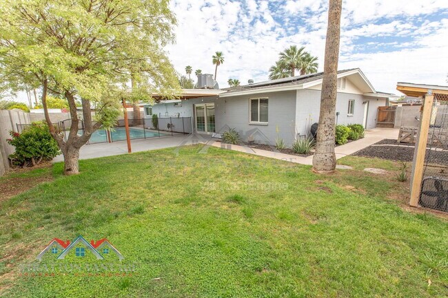 Building Photo - 2224 W Emelita Ave