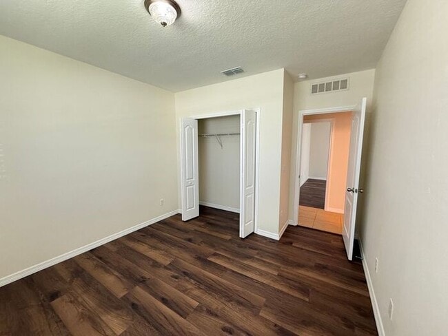 Building Photo - Spacious Groveland Home