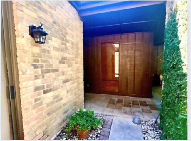 Building Photo - 150 Sugar Berry Cir