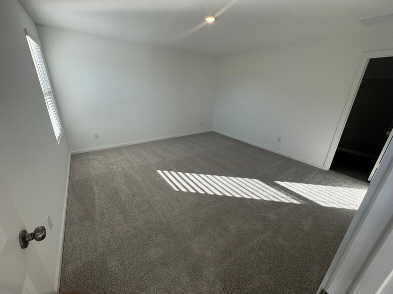 Master Bedroom - 14138 Lampard St