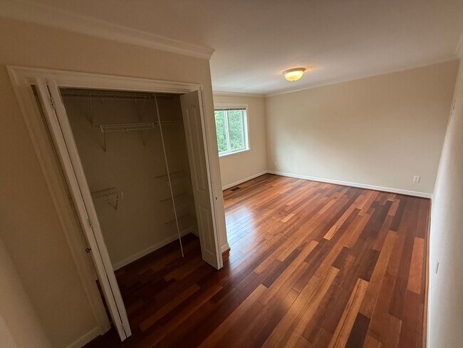 Building Photo - Beautiful Upscale Large High End Home in K...