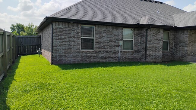 Building Photo - 1911 SW Cypress St